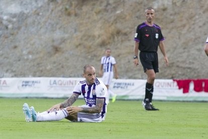 Sandro, sentado en el césped del campo de La Quinta marbellí, durante un lance del partido ante el Mallorca.-PHOTO-DEPORTE