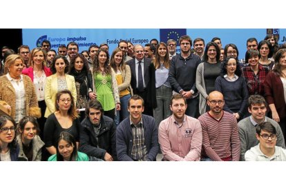 Foto de familia de Valdeón, Alicia García y Herrera con los participantes en la presentación del Plan de Empleo Joven 2016 celebrado en el Centro Cultural Miguel Delibes de Valladolid.-J. M. LOSTAU