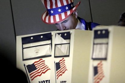 Un hombre vestido como el Tio Sam ejerce su derecho al voto en un centro electoral en el eastside de Nueva York en las eleccines presidenciales del 2016.-EFE / PETER FOLEY