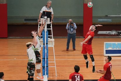 Un momento del partido entre UVa VCV ante Almendralejo. / J.  M. LOSTAU