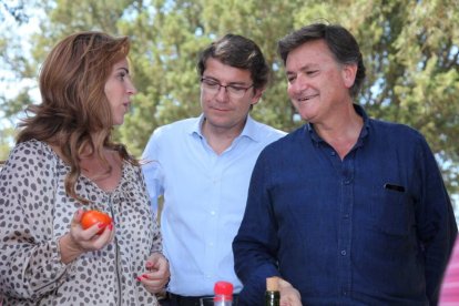 El secretario autonómico del PP de Castilla y León, Alfonso Fernández Mañueco; la consejera de Agricultura y Ganadería, Silvia Clemente, y el presidente del PP provincial, Francisco Vázquez en la tradicional comida de hermandad de inicio del curso polític-Ical