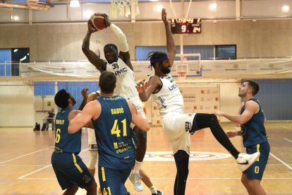 Trofeo Diputación entre el Real Valladolid Baloncesto y Ourense.