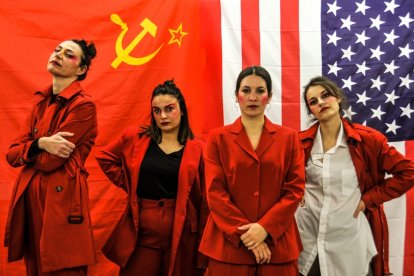 Marta Ruiz de Viñaspre, Adriana Herrador, Rocío Torío y Clara Parada protagonizan ‘Jódete Armstrong’. GHETTO 13-26