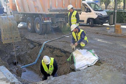 Reparación de una tubería que sufrió un reventón.- E.M.