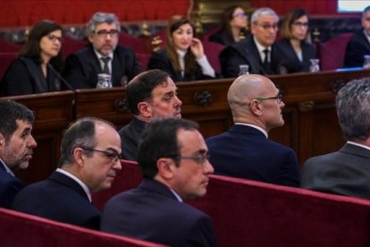 Jordi Sànchez, Jordi Turull, Josep Rull y Oriol Junqueras durante el juicio del procés en el Tribunal Supremo.-EMILIO NARANJO / EFE