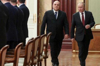 Mijail Mishustin, izquierda, acompañado ayer de Vladimir Putin.-AFP