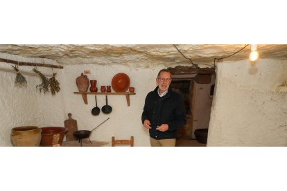 Conrado Giralda, en el interior de una de las casas cuevas visitables de Trigueros - PHOTOGENIC