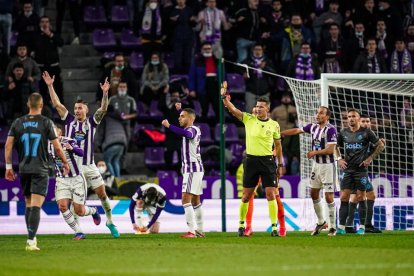 Pulido Santana pide calma antes de revisar uno de los goles ante el Girona, ante la incredulidad de Nacho. I.S./RV