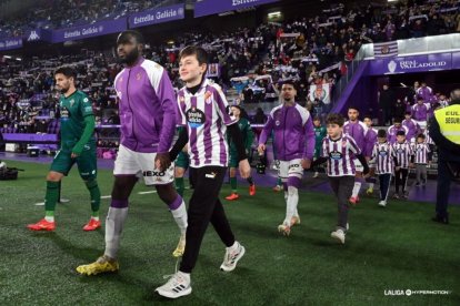 Los jugadores del Real Valladolid saltan al campo en el choque ante el Racing de Ferrol. / LALIGA