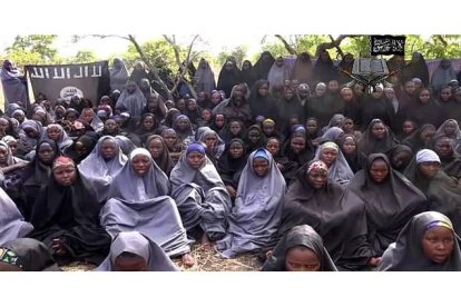 Las menores secuestradas por Boko haram, en una imagen de un vídeo del grupo extremista nigeriano, vestidas con velo de cuerpo entero, el 12 de mayo de 2014.-AFP