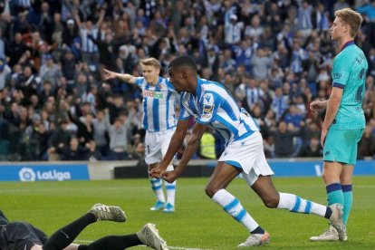 El delantero Alexander Isak (c) de la Real Sociedad celebra su gol ante el Barcelona.-EFE