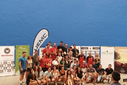 Foto de familia del XIV Torneo Nacional Frontenis en Cogeces del Monte. / A. P.