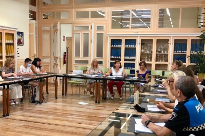 La concejala Victoria Soto, en el centro, durante la reunión para la campaña de prevención de violencia sexista. | E. M.