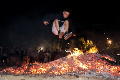 Ambiente de hogueras en la playa de las moreras por las fiestas de San Juan. ICAL