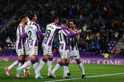 Jugadores blanquivioleta festejan el golazo de Montiel al Andorra.