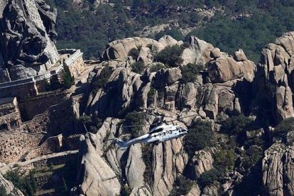 Helicóptero sale con los restos de Franco en el Valle de los Caídos el día de la Exhumación de Franco.-JOSÉ LUIS ROCA