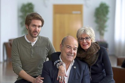 Manuel Velasco,  Antonio Resines y Concha Velasco, ayer, en el teatro Calderón durante la presentación de ‘El funeral’.-ICAL