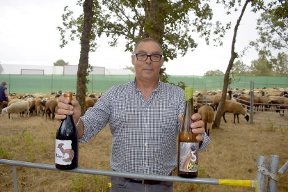 Benjamín, con dos de sus vinos de La Mela, en San Vitero.