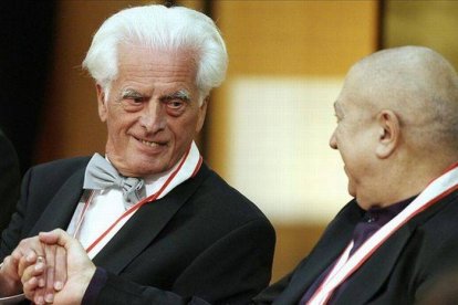 Frei Otto, a la izquierda, junto al escultor Christian Boltanski, en la entrega de un premio en Tokio en el 2006.-Foto: AFP / TOSHIFUMI KITAMURA