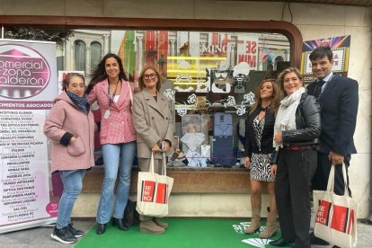 Representantes de los colectivos participantes en un comercio de la Zona Calderón. / FECOSVA