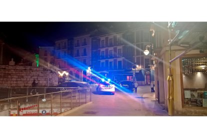 La Policía Nacional el pasado viernes, en el día de los hechos, en la plaza de Portugalete. E.M.