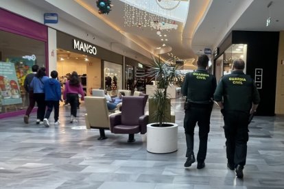 La Guardia Civil patrulla por el centro comercial Río Shopping - E.M.