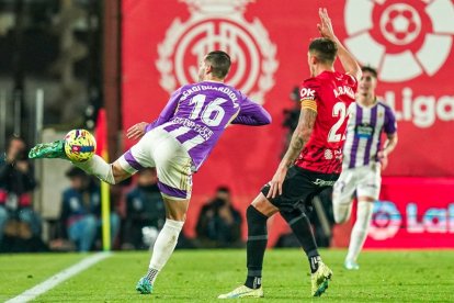 Sergi Guardiola intenta controlar un balón en el último partido ante el Mallorca en Son Moix. / IÑAKI SOLA / RVCF