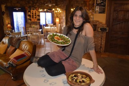 Nayara, en el interior del comedor, con una ensalada del Tiétar con higos y el ‘tayín’ de cordero sobre la mesa.-ARGICOMUNICACIÓN