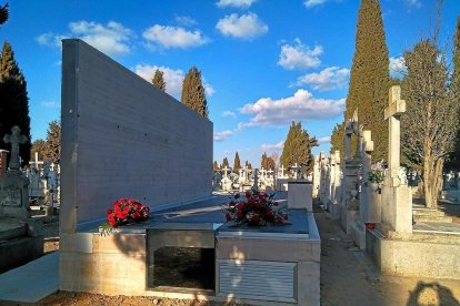 Estado en que se encuentra el monumento en memoria de los represaliados de la Guerra Civil en el cementerio del Carmen.-ARMH