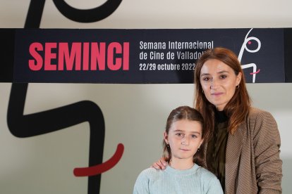 La directora de la película de la Sección Oficial 'Alma Viva', de Cristèle Alves Meira junto a la actriz Lua Michel. -ICAL