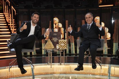 El humorista leonés Dani Martínez, padrino de la candidatura de Astorga, y el alcalde Juan José Alonso Perandones celebran el triunfo de la capital maragata. E. M.