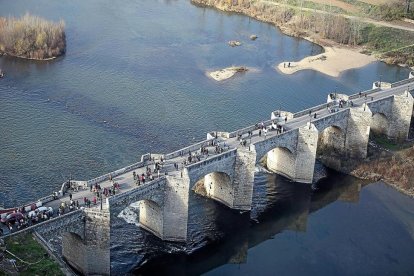 Foto aérea del Puente de Cabezón, durante una concentración que solicitaba a la Junta la construcción de un nuevo paso sobre el río Pisuerga.-PHOTOGENIC