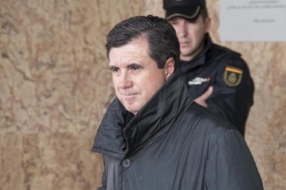 El expresidente del Govern balear Jaume Matas a su salida durante un descanso de la sala del juicio del caso Noos.-EFE