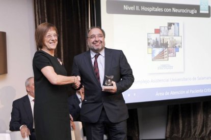 El Complejo Asistencial Universitario de Salamanca recibe dos galardones en los Premios Hospitales Top 20 de IASIST. Jesús Bartol, subdirector médico del complejo asistencial universitario de Salamanca, recoge los premios otorgados al área de atención al -Ical