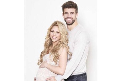 Shakira y Piqué, en la imagen que han distribuido para celebrar el 'baby shower'.-Foto: AGENCIAS