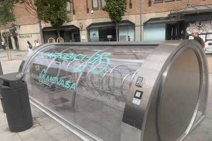 Aparcabicis cubierto en la calle María de Molina. - EUROPA PRESS