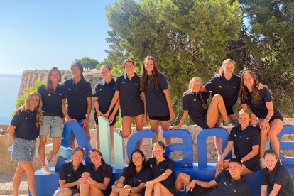 Laura López Valle (abajo a la izquierda) con la selección española júnior. / EL MUNDO