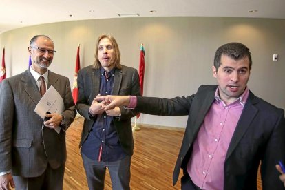 Luis Fuentes, Pablo Fernández y Luis Tudanca, ayer, en los pasillos de las Cortes.-ICAL