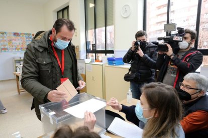 Óscar Puente votando en las úlitmas elecciones autonómicas de febrero de 2022.-ICAL