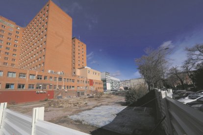 Estado actual del Clínico desde la calle Sanz y Forés, donde se va a construir el edificio de consultas externas. PABLO REQUEJO / PHOTOGENIC