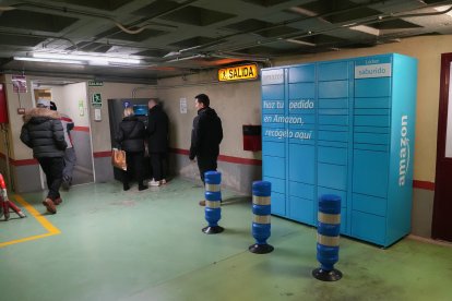 La taquilla de Amazon ‘Amazon Locker’ enel parking de la plaza Mayor de Valladolid, que lleva instalado desde el pasado mes de enero. J.M. LOSTAU