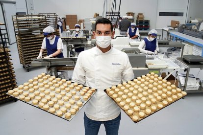 Álvaro Galicia, sexta generación de confiteros, muestra una bandeja de polvorones elaborados con trocitos de almendra marcona de primera calidad que destaca por su textura crujiente y delicada. / J.M. LOSTAU.