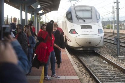 La CNMC expedienta a ocho empresas de seguridad y comunicación ferroviaria.-JOAN REVILLAS