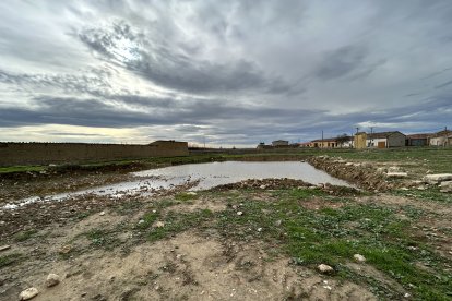 Estado actual de la laguna que se está recuperando, con algo ya de agua. -A.B.