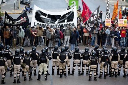 La policía bloquea a los manifestantes en un puente que conduce a Buenos Aires, este jueves.-Foto: AP / NATACHA PISARENKO