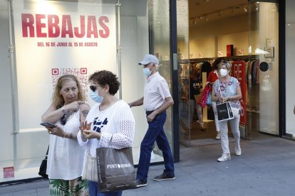 Entrada de una céntrica tienda de ropa en el periodo de rebajas. J. M. LOSTAU