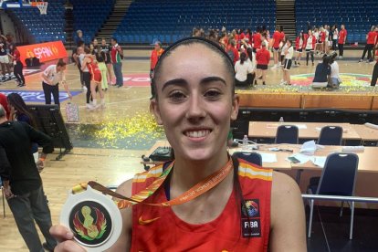 Sofía Alonso muestra su medalla de plata en el Mundial Sub-17. / EL MUNDO