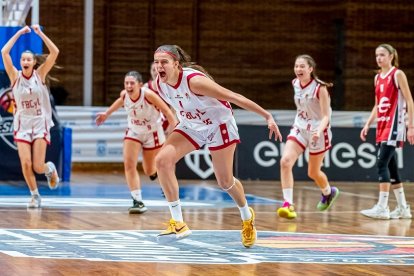 Amelia Alonso, junto a sus compañeras de la selección infantil de Castilla y León festejan su pase a la final del campeonato de España. / FEB