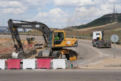 Obras en la rotonda de La Cistérniga.- J. M. LOSTAU