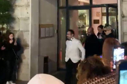 Juan Antonio Bayona a la salida del hotel para acudir a los Goya. -E.M.